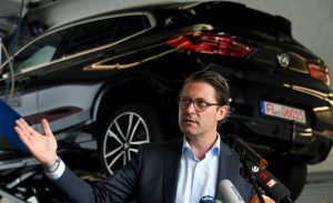 Bundesverkehrsminister Andreas Scheuer beim Kraftfahrt-Bundesamt. (Foto: dpa)
