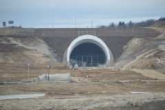 Tunnelportal für einen kurzen Tunnelabschnitt mit einer Röhre für beide Gleise